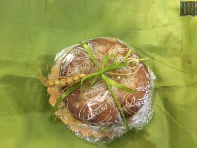 Mentre su un panno verde � posizionato il cosiddetto �pan dei magi�: a base di fichi, contiene ben 18 ingredienti ed � racchiuso in uno �scrigno� di cioccolato